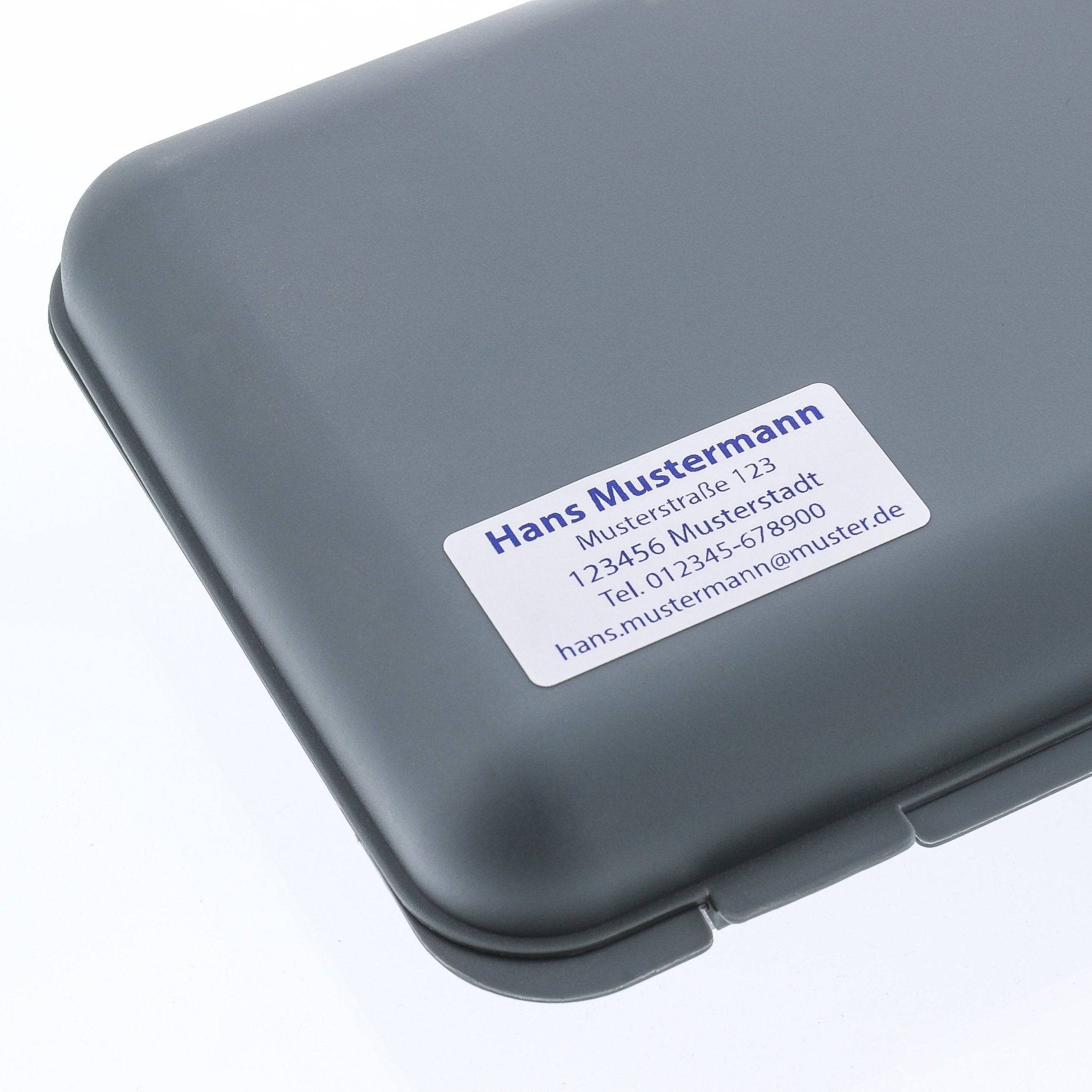 Adressaufkleber im Spenderkarton, 60x30 mm, von adressaufkleber-fabrik.de, zeigt die praktischen selbstklebenden Etiketten