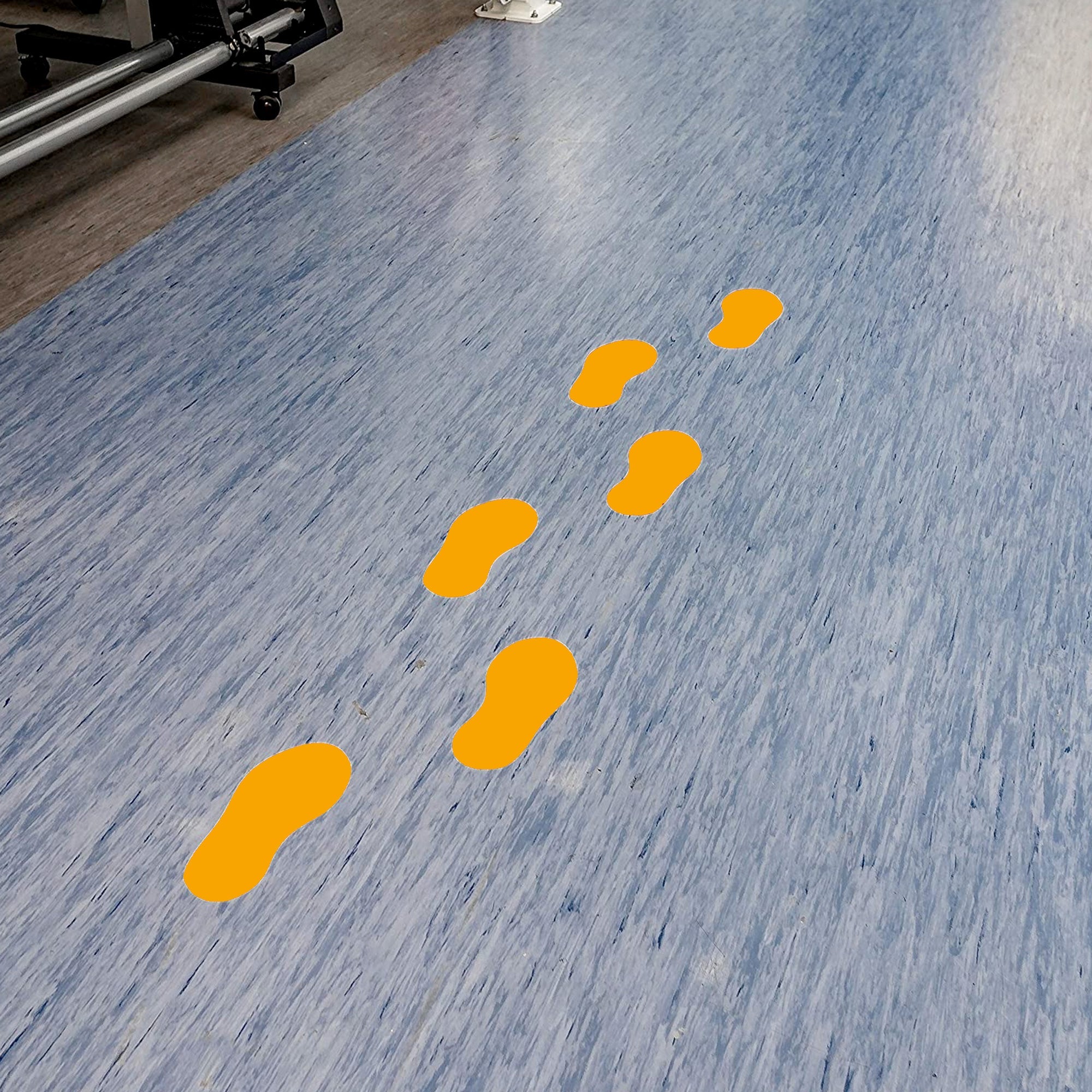 Gelbe Fußbodenaufkleber für Schuhe, 10 Paar, 250x110 mm, von aufkleberdrucker.de, zeigt Fußabdruck-Design auf Boden.
