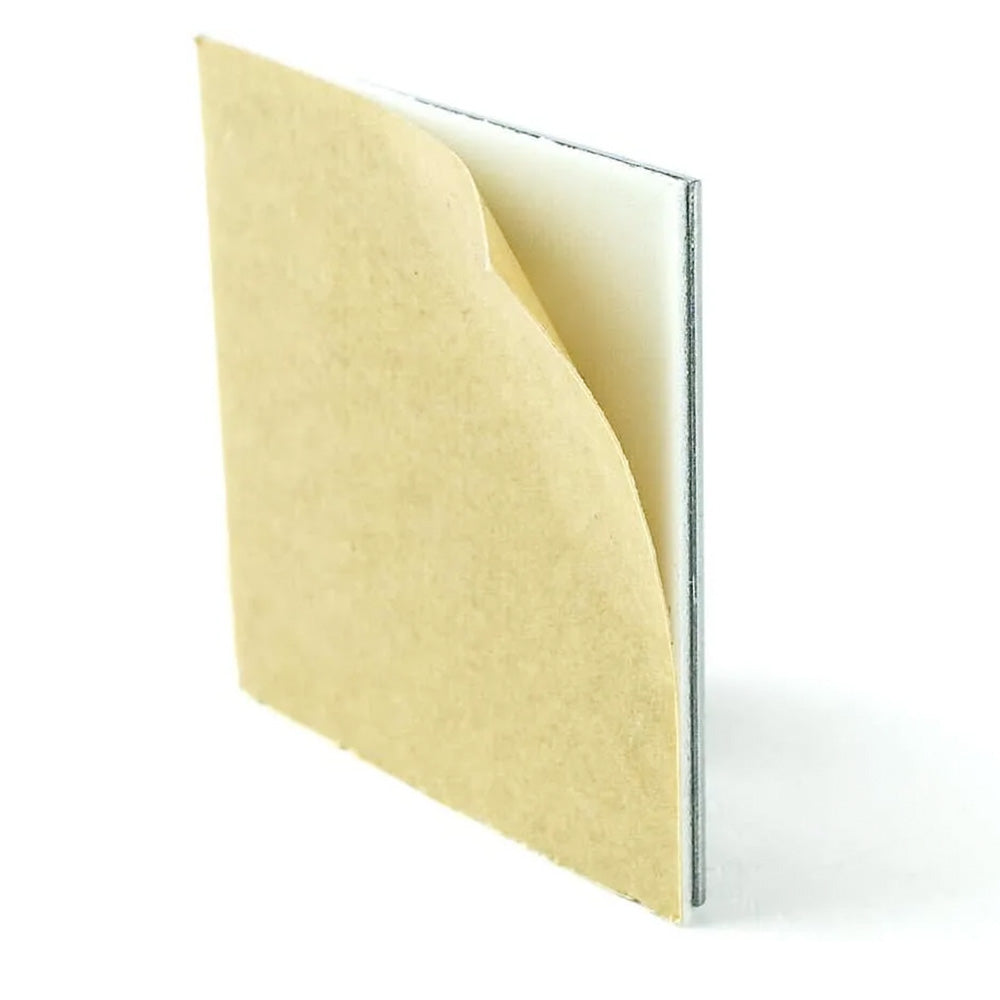 Zwei Haftbleche 45x45 mm mit Öse und Dübel zur Schilderbefestigung, in natürlicher Ansicht, aufkleberdrucker.de.