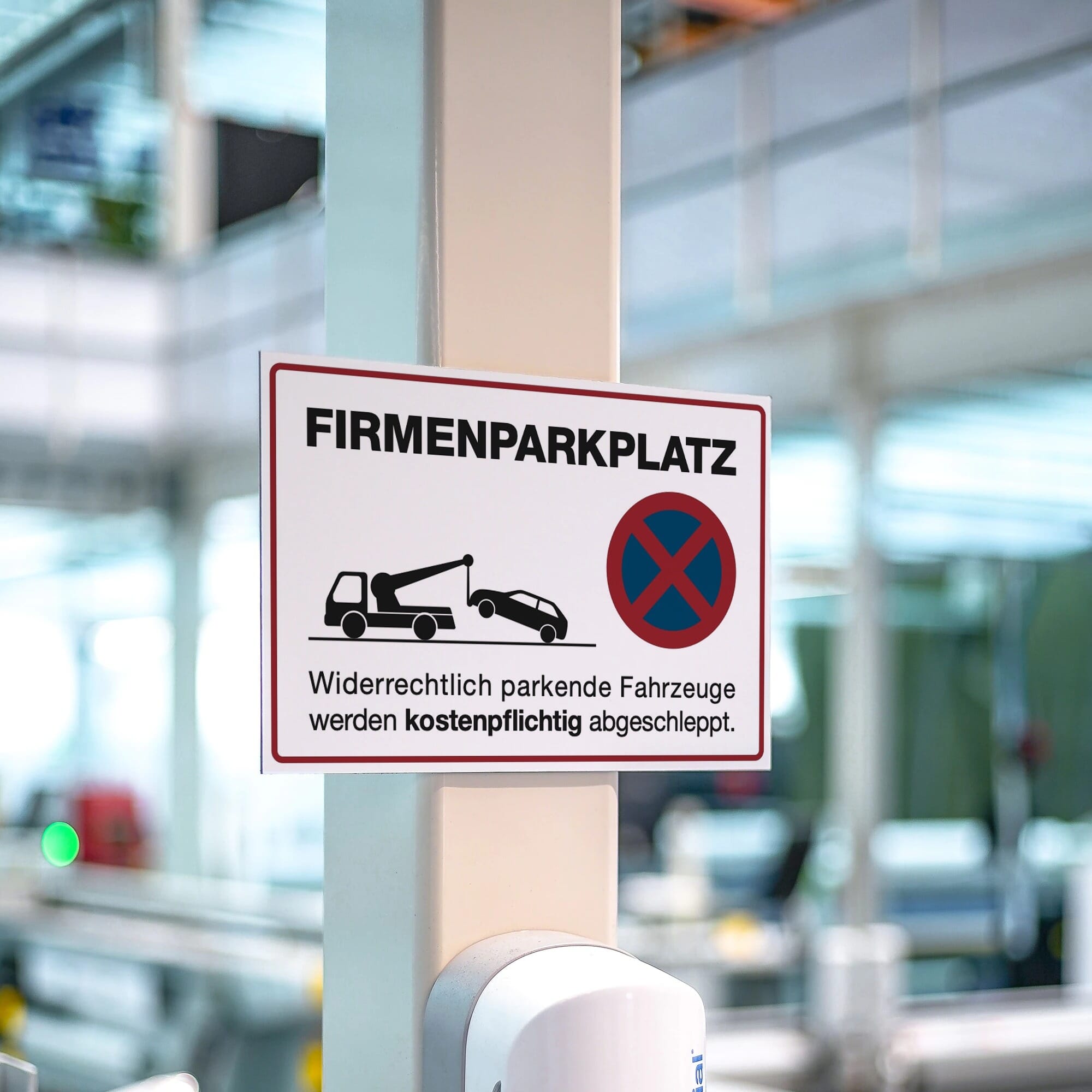 Weiße Aluminium-Verbundtafel für Privat- und Firmenparkplätze, 200x300 mm, mit Aufkleberdrucker.de Logo.