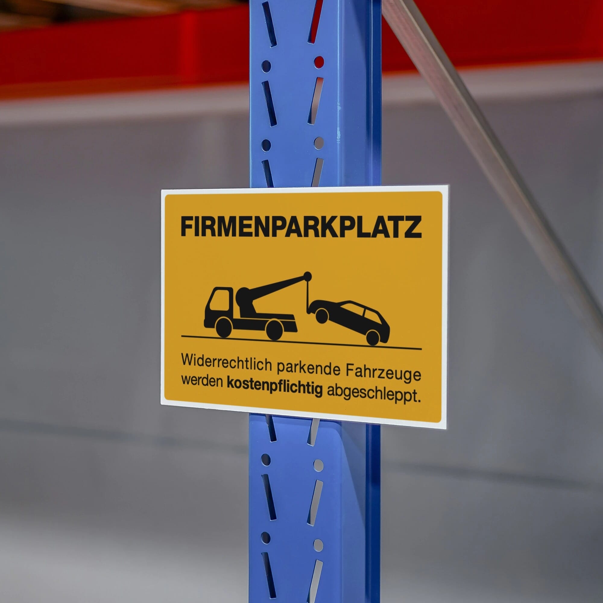 Gelbes Aluminium-Verbundschild für Firmenparkplätze, 200x300 mm, mit Signalgelb und schwarzer Schrift auf einem Parkplatz.
