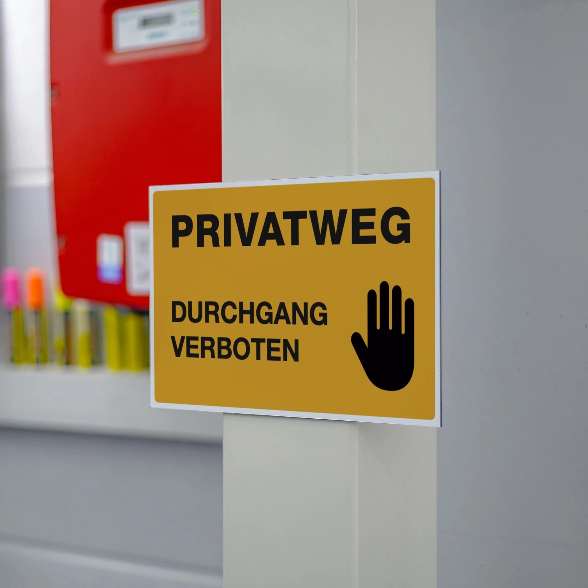 Gelbes Aluminium-Verbundschild mit "Privatweg - Durchgang Verboten" in Schwarz, 300x200x4 mm, als Warnschild.