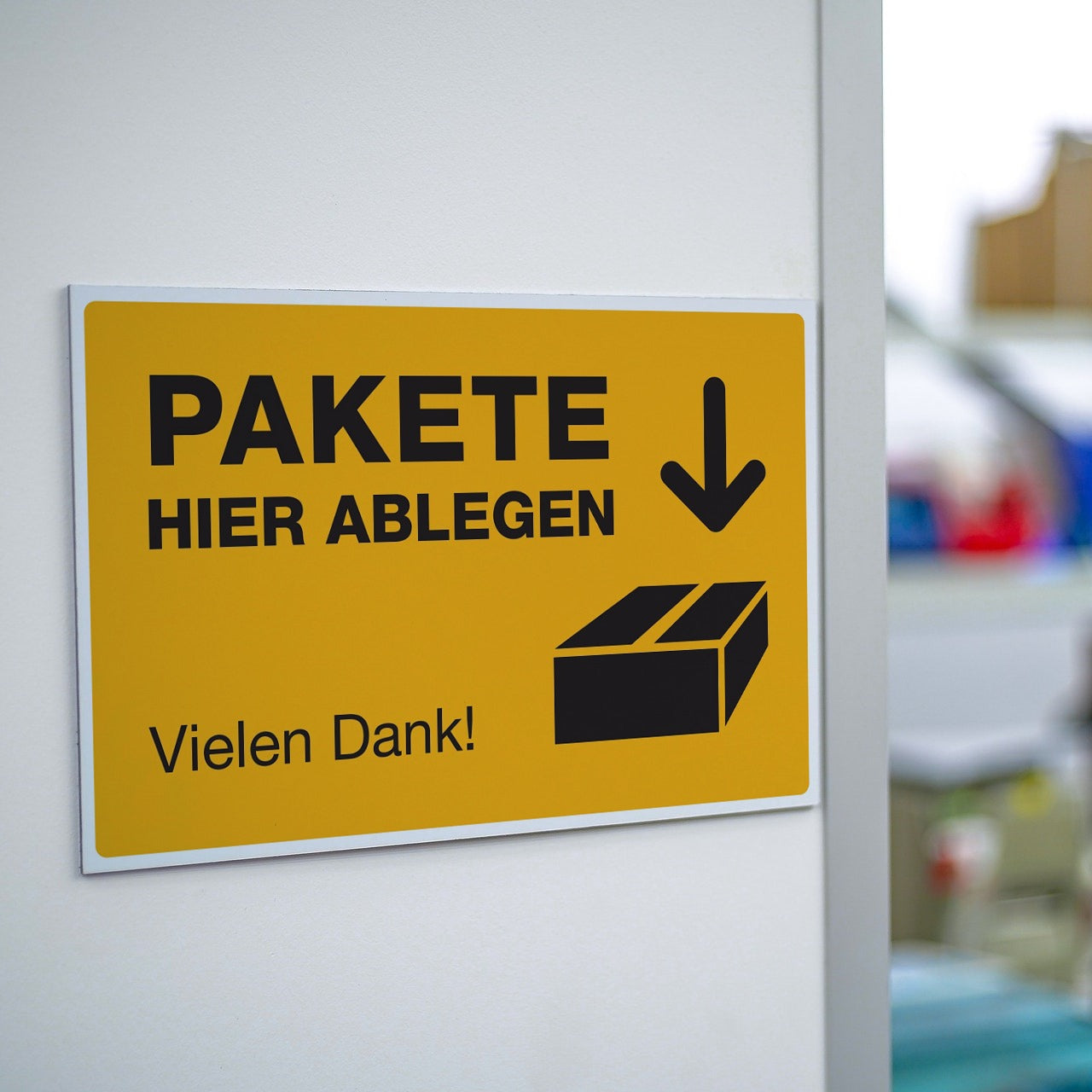 Gelber Aluminiumverbund-Schild mit Aufschrift "Paket hier ablegen, Vielen Dank!", 300x200x4 mm, für Paketstationen.
