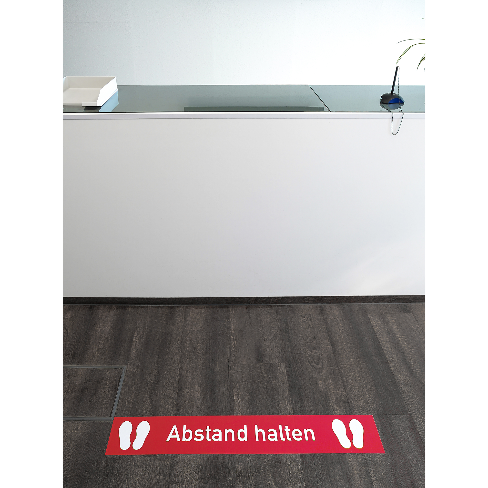Roter Fußbodenaufkleber mit Abstand halten, 1000x150 mm, aufkleberdrucker.de, für sicheren Abstand am Tresen