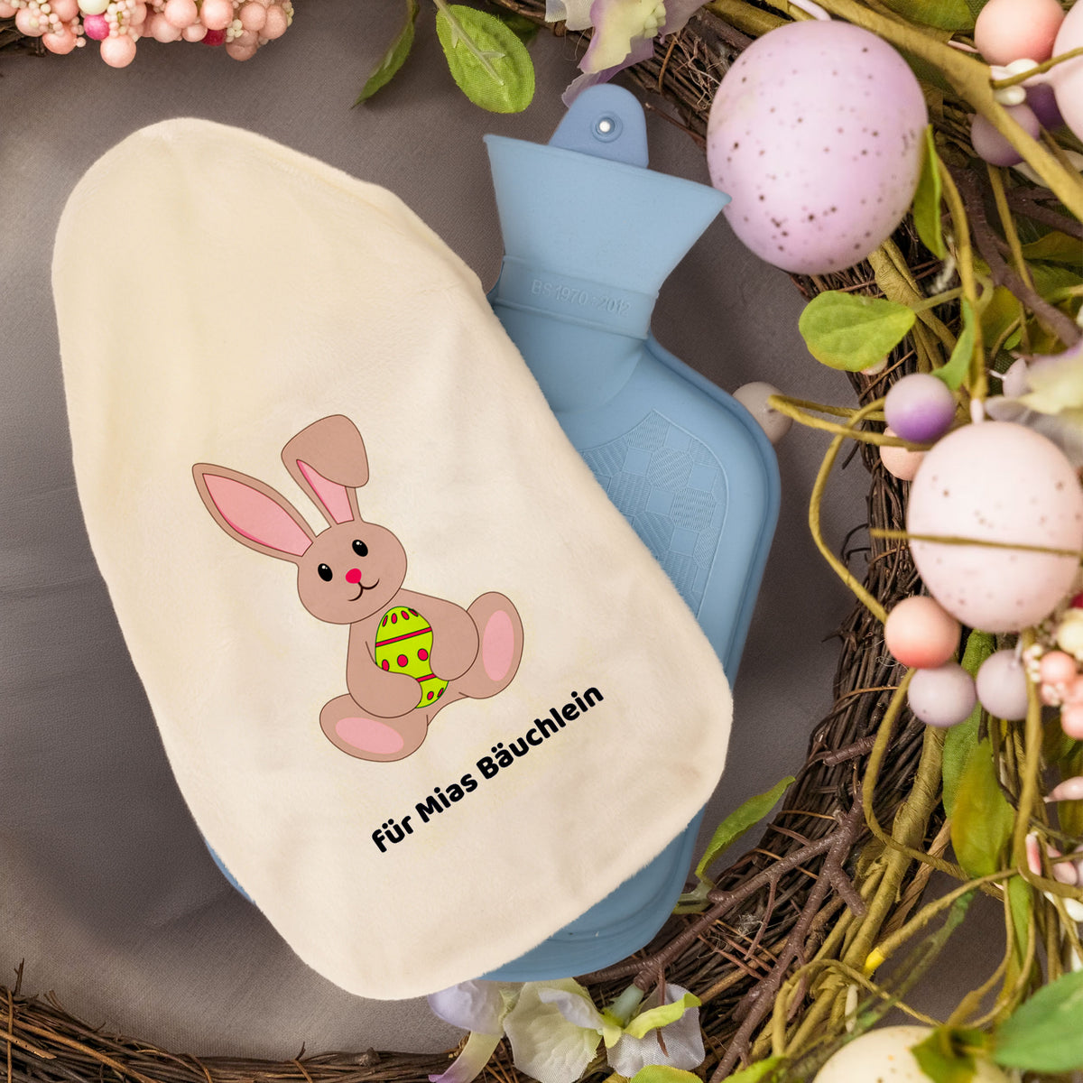 Personalisierte Wärmflasche mit Wunschmotiv und Namen, ideal für Ostern, aus der Gravur-Fabrik.de Kollektion.